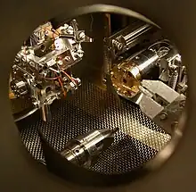 Photo de matériel scientifique à l'intérieur d'une enceinte prise par un hublot.