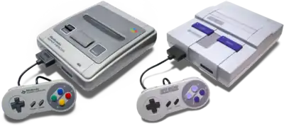 Une Super Famicom et une Super NES avec leurs manettes respectives.