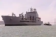 Photographie couleur d'un navire militaire en mer.