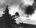 L'USS&nbsp;Phoenix bombardant Cape Gloucester, 24-26 décembre 1943.