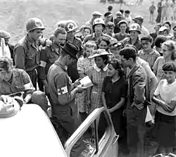  Photo en noir et blanc des troupes américaines à Orléans, le 19 août 1944