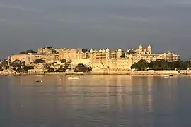 Le lac Pichola et les palais l'entourant font la fierté d'Udaipur, une ville qui a servi de décor à de nombreux films dont Octopussy.