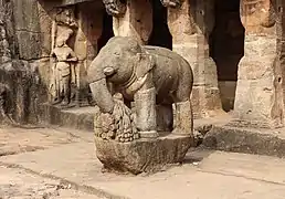 Les grottes sculptées d'Udayagiri, non loin de Bhubaneswar, sont un exemple majeur de ce style[Lequel&nbsp;?] en Inde orientale.