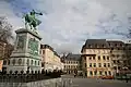 Le monument à Guillaume II sur la place Guillaume II, avec au fond le Palais grand-ducale.