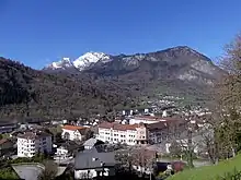 Ugine et massif des Bauges.