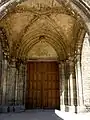 Portail occidental avec vantaux du XVIe&nbsp;siècle.