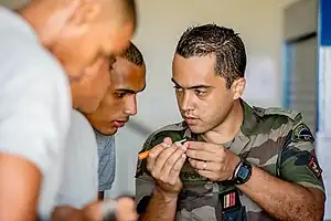 Des volontaires écoutant un instructeur