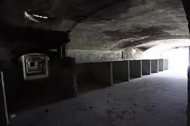 Une écurie aménagée dans les années 1980 dans des magasins de l'artillerie du fort.