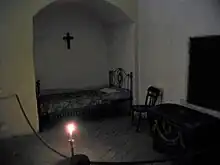 une cellule de sœur éclairée à la bougie