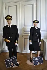 Uniformes (en 2014) de préfet et de sous-préfète.
