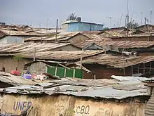 vue en plongée sur des toits en tôles rouillées