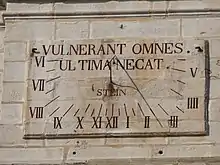 Cadran solaire avec l'inscription en latin Vulnerant omnes, ultima necat.