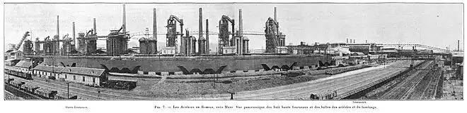 Image panoramique en noir et blanc des 8 hauts fourneaux