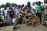 Un vélo fabriqué en bois tropical dans la rue de Pouma.
