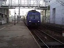 Une rame composée de voitures de banlieue à deux niveaux assurant la mission MEPU ici à son terminus.