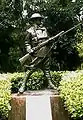 La statue d'un soldat britannique anonyme de la Première Guerre mondiale dans le parc de Hong Kong. Une plaque commémorative dédiée à tous les défenseurs de Hong Kong en décembre 1941 par l'intermédiaire du John Robert Osborn, et de la garnison britannique à Hong Kong est ensuite ajoutée