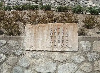 Rue principale à Valbonnais (Isère - France).