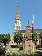 L'église et le mémorial.