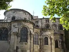 Le chevet de la cathédrale Saint-Apollinaire.