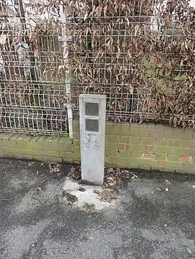 La borne de présence des puits de la fosse du Mouton Noir, ces derniers sont situés 47&nbsp;mètres derrière.