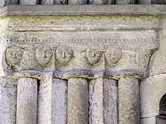 Détail des colonnettes et des chapiteaux