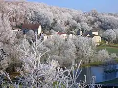 Panorama du village sous le givre automnal.