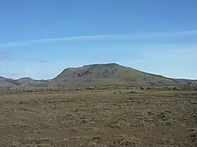 Le Laki (au dernier plan) dominant les Lakagígar (à gauche) ainsi que l'Eldhraun dans la Varmárdalur (au premier plan) vus depuis le sud.