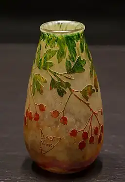Vase à décor de baies d'aubépines, 1910, verrerie Daum, Musée des Beaux-Arts de Nancy.