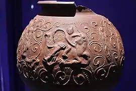 Vase en terre cuite sigillée de Lezoux figurant la tauroctonie. IIIe&nbsp;siècle, musée de la Céramique de Lezoux.