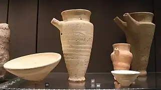 Divers types de vases mis au jour dans les niveaux de la Ville II, dont le temple d'Ishtar.