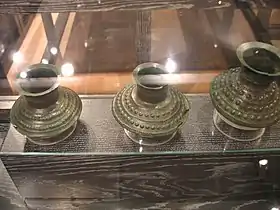 Vases en bronze martelé