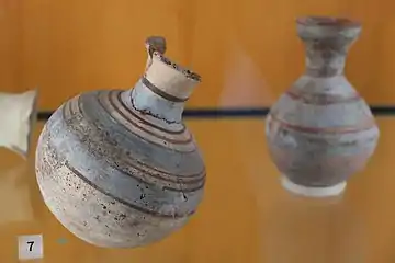 Vases à décor rubané peint. XIXe dynastie, 1296 – 1186 AEC. H 14,3 cm et H. 14 cm