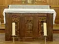 Coffre Renaissance servant d'autel.