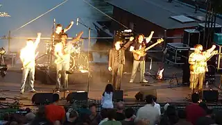 Les Vendeurs d'Enclumes bras levés, en signe de soutien aux intermittents du spectacle à Angers en 2010