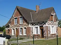Des habitations groupées par trois.