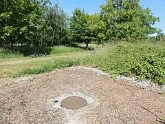 Le puits no&nbsp;10 dans son environnement.