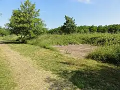 Le puits no&nbsp;10 dans son environnement.