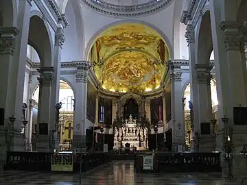 Le transept et le chœur.