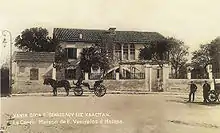 photographie sépia : une maison avec une calèche devant
