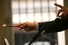 Le marteau du commissaire-priseur lors des ventes aux enchères.