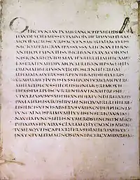 Page de manuscrit avec 20 vers en « lettres capitales carrées ». Grande lettrine « O » au début du premier vers.