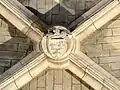 3e&nbsp;travée, clé de voûte : armes du duc de Verneuil.