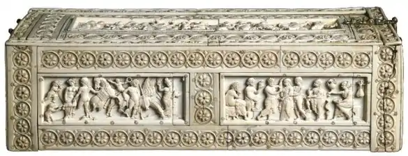 Le coffret Veroli en ivoire datant du Xe&nbsp;siècle.