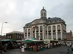 L'Hôtel de Ville, un jour de marché.