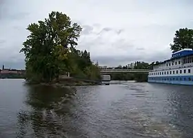 L'île Veslarsky sur la gauche