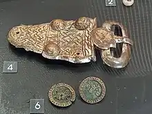 Photographie d'une plaque-boucle exposée