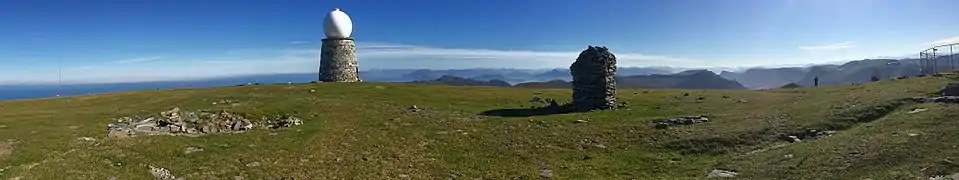Radar météorologique de Vestkapp dans le comté de Sogn og Fjordane. Vue de la construction en 2009 lors de la pose du radôme à gauche et vue panoramique du site en 2014 où on voit que la tour en pierre naturelle s'agence avec un cairn.