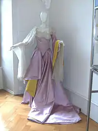 Costume de Palès, créé par Christian Lacroix et porté par Florence Faure (1999).