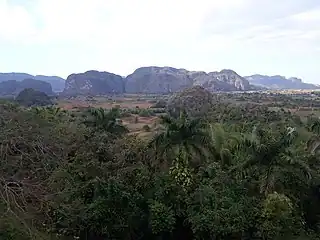 Le mogote de Dos Hermanas vu depuis le mirador de l'hôtel Los Jazmines