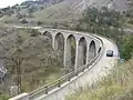 Le viaduc vu depuis la D 526 ; au fond le tracé de l'embranchement vers Valbonnais.